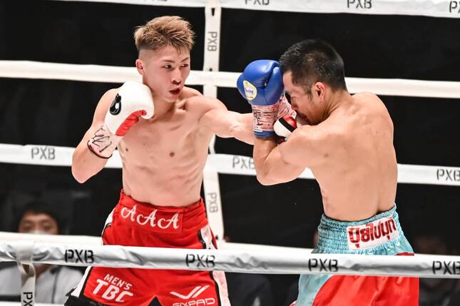 挑戦者の顔面にパンチを打ち込む井上（写真：山口フィニート裕朗/アフロ）