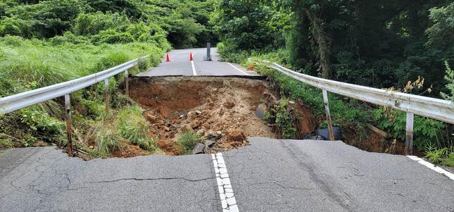 7月の大雨による陥没場所（写真は、松江市道路課提供）