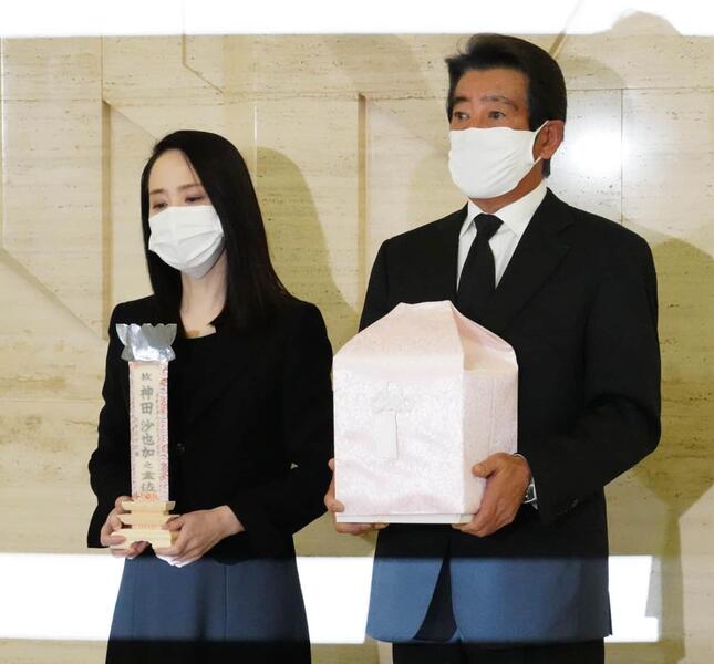 沙也加さんの葬儀を終えて会見に応じた神田正輝さんと松田聖子さん（写真：日刊スポーツ/アフロ）