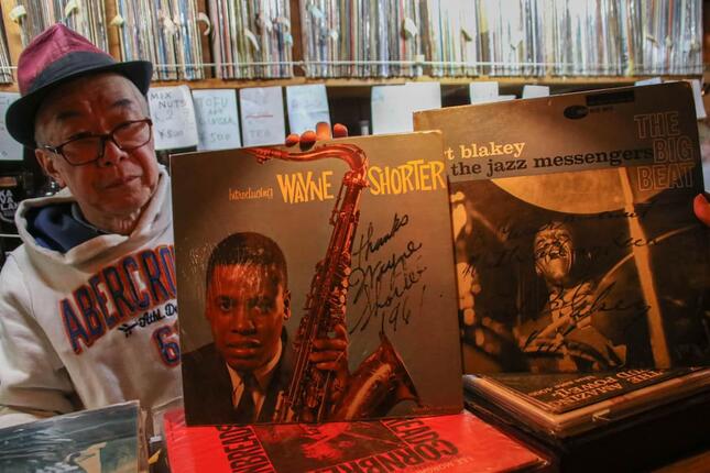 店内にはアート・ブレイキー＆ザ・ジャズ・メッセンジャーズのサイン入りレコードが残されていた
