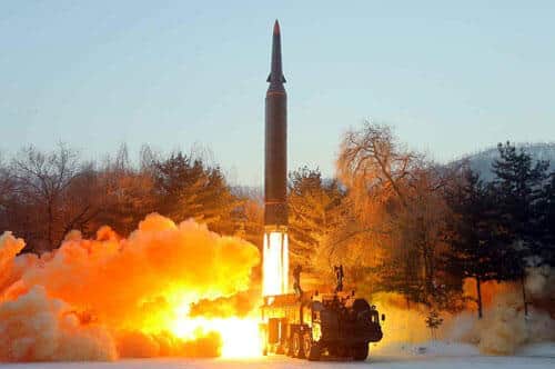 北朝鮮が新たに発射したミサイル。新型の「極超音速ミサイル」だとみられる（写真は労働新聞から）