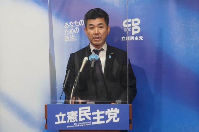 記者会見する立憲民主党の泉健太代表
