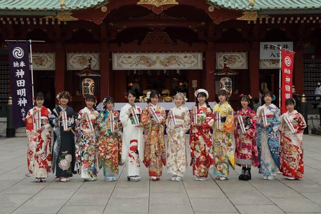 AKB48の成人式は、本拠地の秋葉原に近い神田明神で行われた