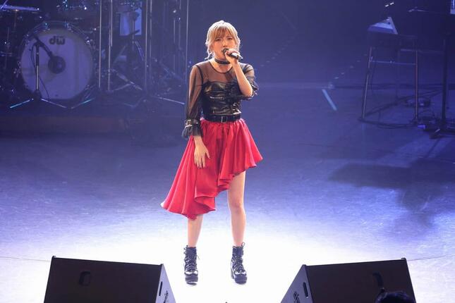 ベスト8によるパフォーマンスで家入レオさんの「未完成」を披露する岡田奈々さん
