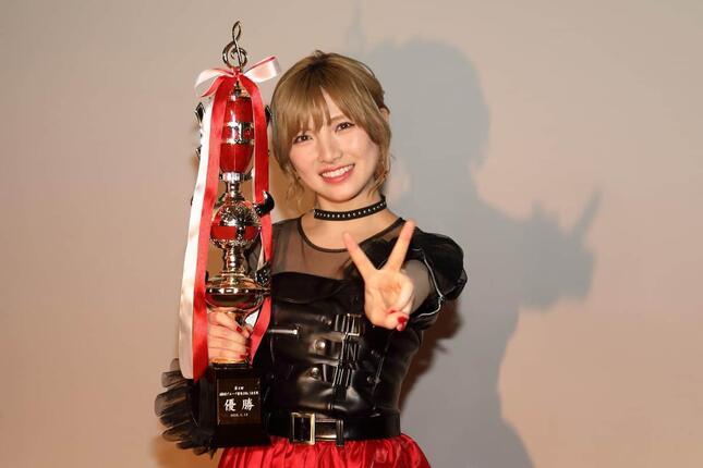 終演後に報道陣の取材に応じ、笑顔を見せる岡田奈々さん
