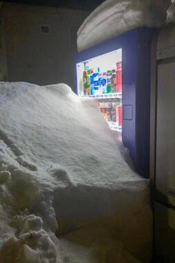 雪に埋もれた自販機を撮り続けたツイッターユーザーが話題に（606さんの1月10日のツイートより）
