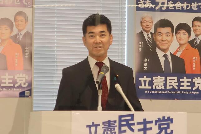 記者会見する立憲民主党の泉健太代表