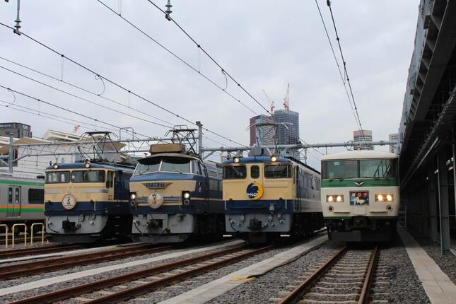 ブルトレ牽引機3世代が集結した「往年の名機、一同に会す。」イベントの様子。左からEF65-501、EF66-27、EF65-1115、185系電車（提供：JR東日本東京支社）