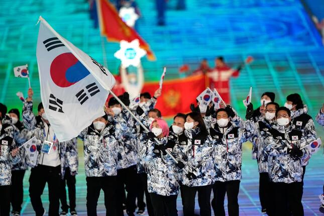 開会式で韓国選手団の旗手を務めるクァク選手（写真：AP/アフロ）