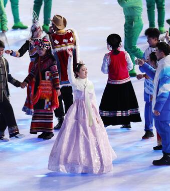 北京五輪の開会式では、朝鮮族を代表するとみられる女性がピンクと白の韓服姿で出演した場面が韓国で問題になった（写真：YONHAP NEWS/アフロ）