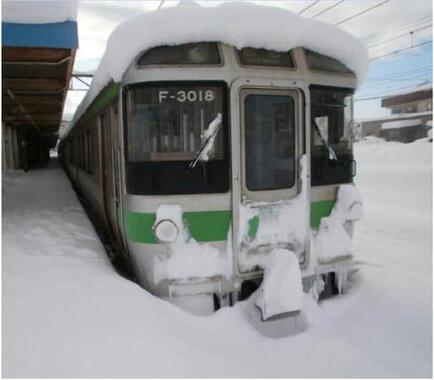 厚別駅で雪に埋もれた車両（JR北海道発表文書より、以下同）