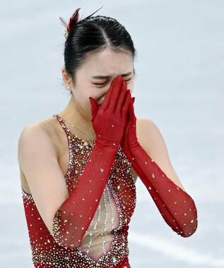 演技後に号泣する朱易選手（写真：新華社/アフロ）