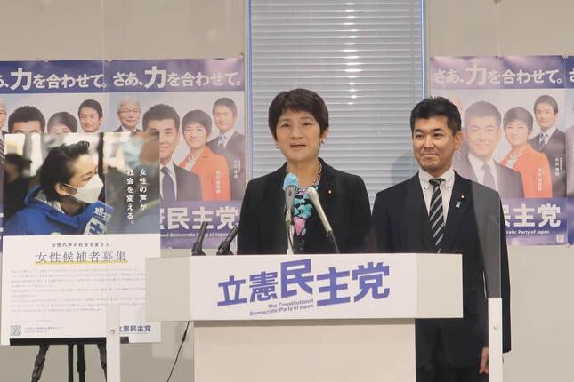 記者会見に臨む立憲民主党の西村智奈美幹事長。左側は女性候補公募にあたって作成されたポスター。右奥は泉健太代表