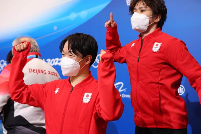 鍵山選手の後ろでピースする宇野選手（写真：長田洋平/アフロスポーツ）