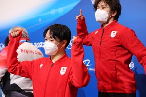 鍵山優真の後ろで...宇野昌磨「飛び跳ねピース」　フィギュア会見後の一幕にファン歓喜「なかよし」