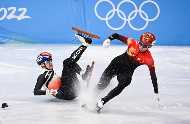 中国選手に接触して転倒する韓国選手（写真：新華社/アフロ）