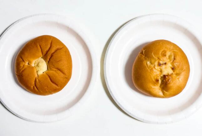 ナチュラルローソンで販売されている「罪深いマヌルパン」（右）と「大麦パン　罪のないマヌルパン」（左）。「ガーリック感」の強さと糖質量に違いがある