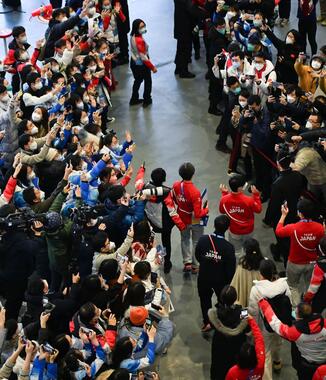 羽生選手の14日の会見前には多くの人だかりができた（写真：新華社/アフロ）