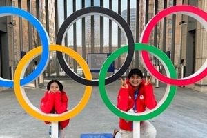 りくりゅうペアが「仲良しオフショット」　五輪マーク前での大跳躍に「笑顔最高」「むっちゃええ写真」