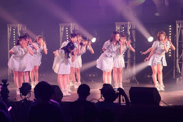 HKT48はステージで6曲を披露。写真は「12秒」