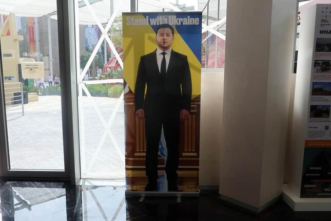 入館してすぐに入口の方を振り返ると、「ウクライナとともに」の文字が入ったゼレンスキー大統領のパネルが司会に入る