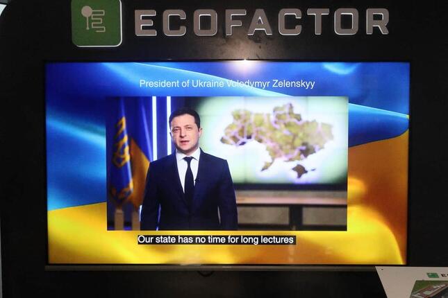 ゼレンスキー大統領はビデオメッセージで、「私の背後には、国際的に定義された国境によるウクライナの地図がある。そして、それはどんな声明が出ようと変わらないだろう」と訴えている