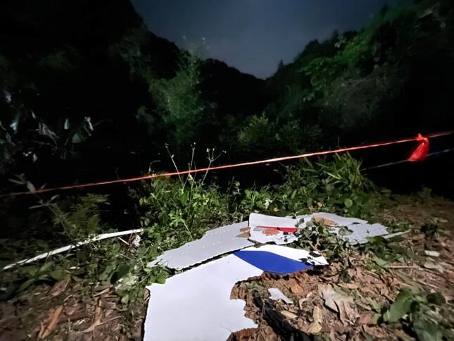 墜落現場では捜索活動が続いている（写真：新華社/アフロ）