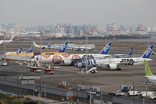 羽田空港に一堂に会した「スター・ウォーズ」特別機。奥から国内線向けの「C-3PO ANA JET」（ボーイング777-200ER型機、JA743A）、国際線向け「BB-8 ANA JET」（ボーイング777-300ER型機、JA789A）、国際線向け「R2-D2 ANA JET」（ボーイング787-9型機、JA873A）。代替機の乗客を乗せたとみられるバスは3機の前を通過した