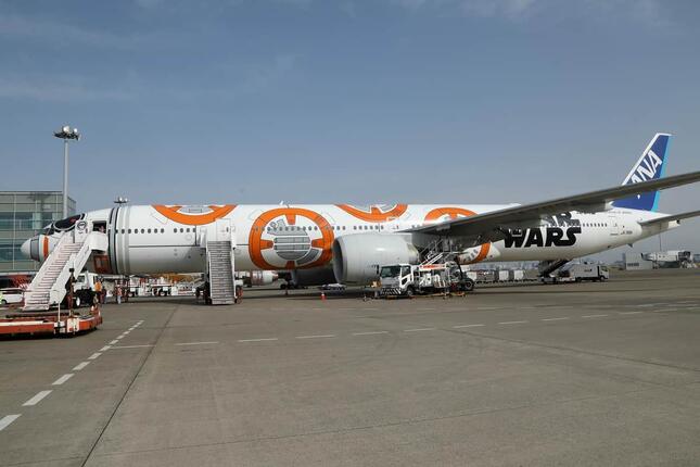 最終運航日を迎えた国際線向け「BB-8 ANA JET」（ボーイング777-300ER型機、JA789A）。本来なら朝9時過ぎに那覇空港に向けて出発するはずだった