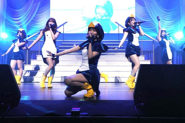 大場美奈さんの卒業コンサートは「走れ！ペンギン」で幕を開けた。旧「大場チーム4」のメンバーの多くが集結した（c）2022 Zest, Inc. / AEI