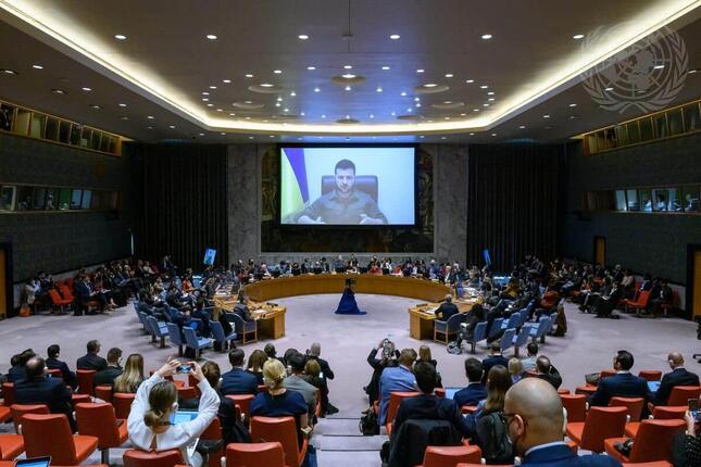 国連安全保障理事会の会合でオンライン演説を行うウクライナのゼレンスキー大統領。「解散」という言葉も使いなら、国連の機能不全を訴えた（UN Photo/Loey Felipe）