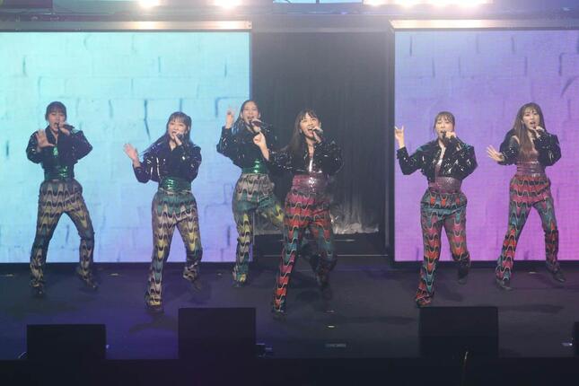 AKB48グループ以外の楽曲にもチャレンジ。写真は和田アキ子さんの「YONA YONA DANCE」