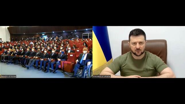 韓国国会でオンライン演説するウクライナのゼレンスキー大統領（右）、席には空席が目立つ（写真はウクライナ大統領府の動画から）