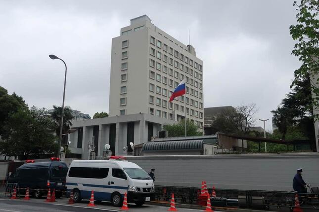 東京・麻布台のロシア大使館。警視庁の車両が厳重に警備している