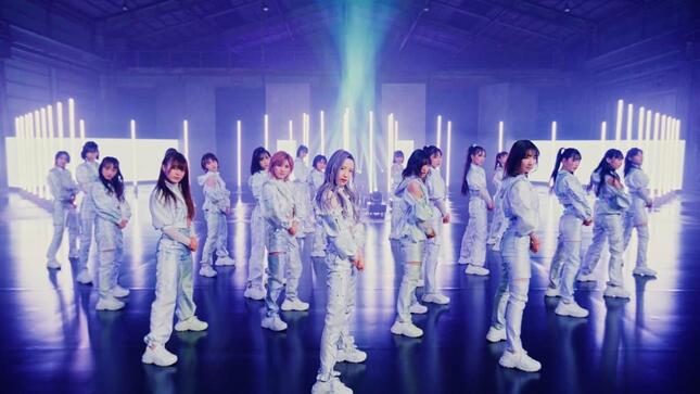 AKB48の新曲「元カレです」（2022年5月18日発売）MVのワンシーン。本田仁美さんがセンターを務める（c）AKB48/キングレコード