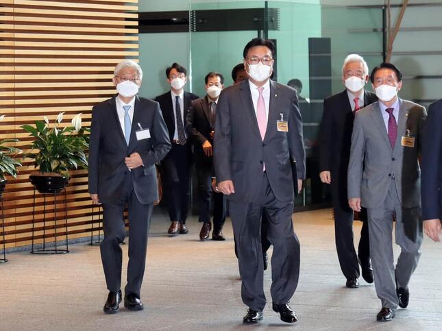 尹錫悦（ユン・ソクヨル）次期大統領が日本に派遣した「政策協議代表団」。首相官邸に到着し、岸田文雄首相との面会に向かっている。北朝鮮は代表団派遣を批判している （写真：YONHAP NEWS/アフロ）