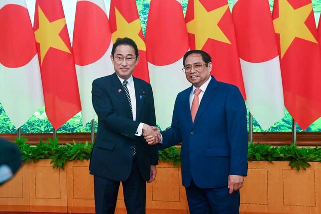 岸田文雄首相（左）とベトナムのファム・ミン・チン首相（右）。ベトナム側はウクライナへの人道支援を表明した（写真はベトナム国営紙のウェブサイトから）