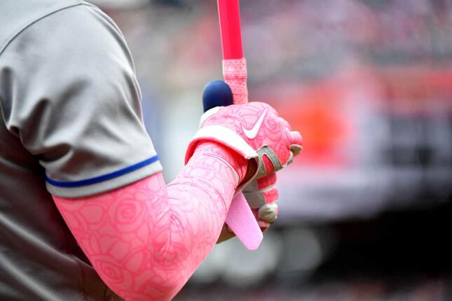 MLBでも「母の日」の試合では選手たちがピンクの野球用具を着用する（写真：USA TODAY Sports/ロイター/アフロ）