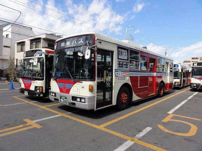 「三扉車」B3008（写真提供：関東バス）