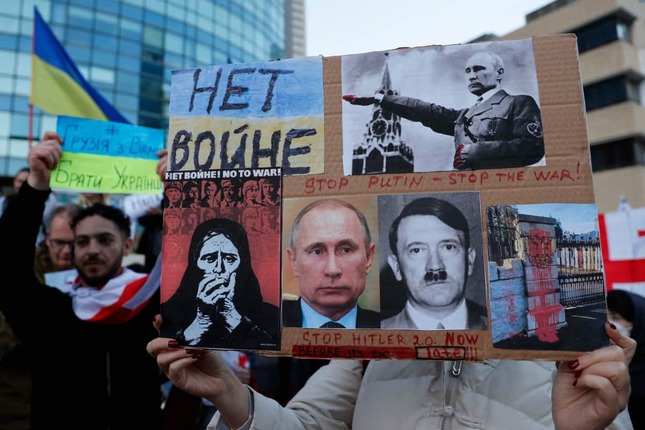 反戦デモではプーチン大統領をヒトラーになぞらえる人々も（写真：AFP/アフロ）