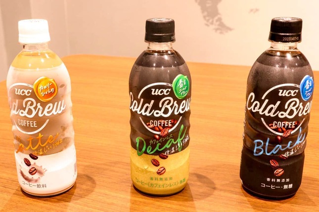 UCCは21年9月にデカフェのブラックコーヒー「UCC COLD BREW DECAF PET500ml」（中央）を発売した。現在はECサイトでの取り扱いが主になっている
