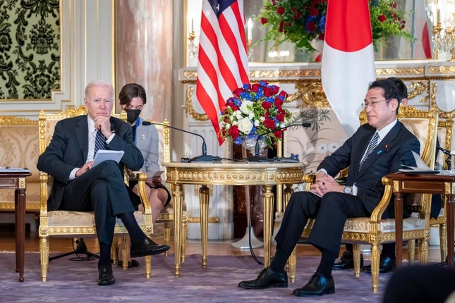 日米首脳会談はマスクなしで行われた（写真はバイデン大統領のツイッターから）