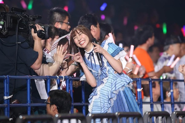 2018年の「感謝祭」コンサート。須田亜香里さんは「センチメンタルトレイン」の衣装でパフォーマンスした（18年8月撮影）