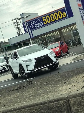 ビッグモーター小牧店から出てきた自動車