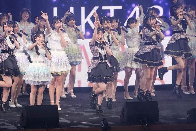 HKT48のコンサートツアーは大阪が5か所目。昼公演では地元・大阪のNMB48が登場した