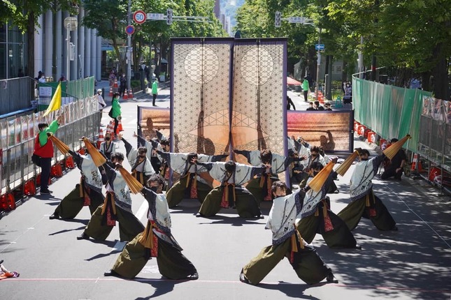 YOSAKOIソーラン祭りは、高知県の「よさこい祭り」と北海道の「ソーラン節」を掛け合わせたイベント