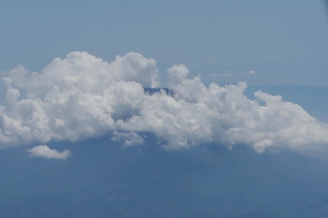 高度2万フィート（約6100メートル）から眺めた富士山。頂上には雲がかかっていた