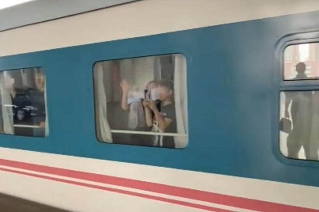 列車の中から見送りの様子を撮影する人も（在北朝鮮ロシア大使館のフェイスブックから）