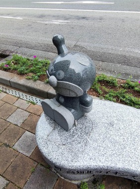 ばいきんまん像は、左の角が折られていた（写真は、高知市観光企画課提供）