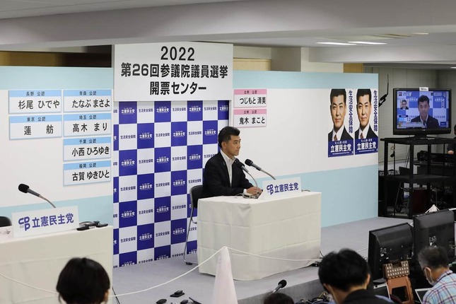 立憲民主党の泉健太代表は、開票センターから12の特番に出演した。写真はNHKに出演する様子